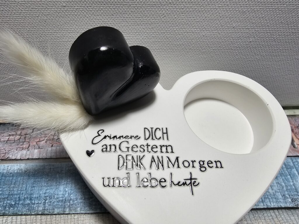 Lebe heute
freiesmanufaktur_dekoration_geschenk_liebe_trauer_heirat_taufe_konfirmation_kommunion_hochzeit_partnerschaft_erinnerung