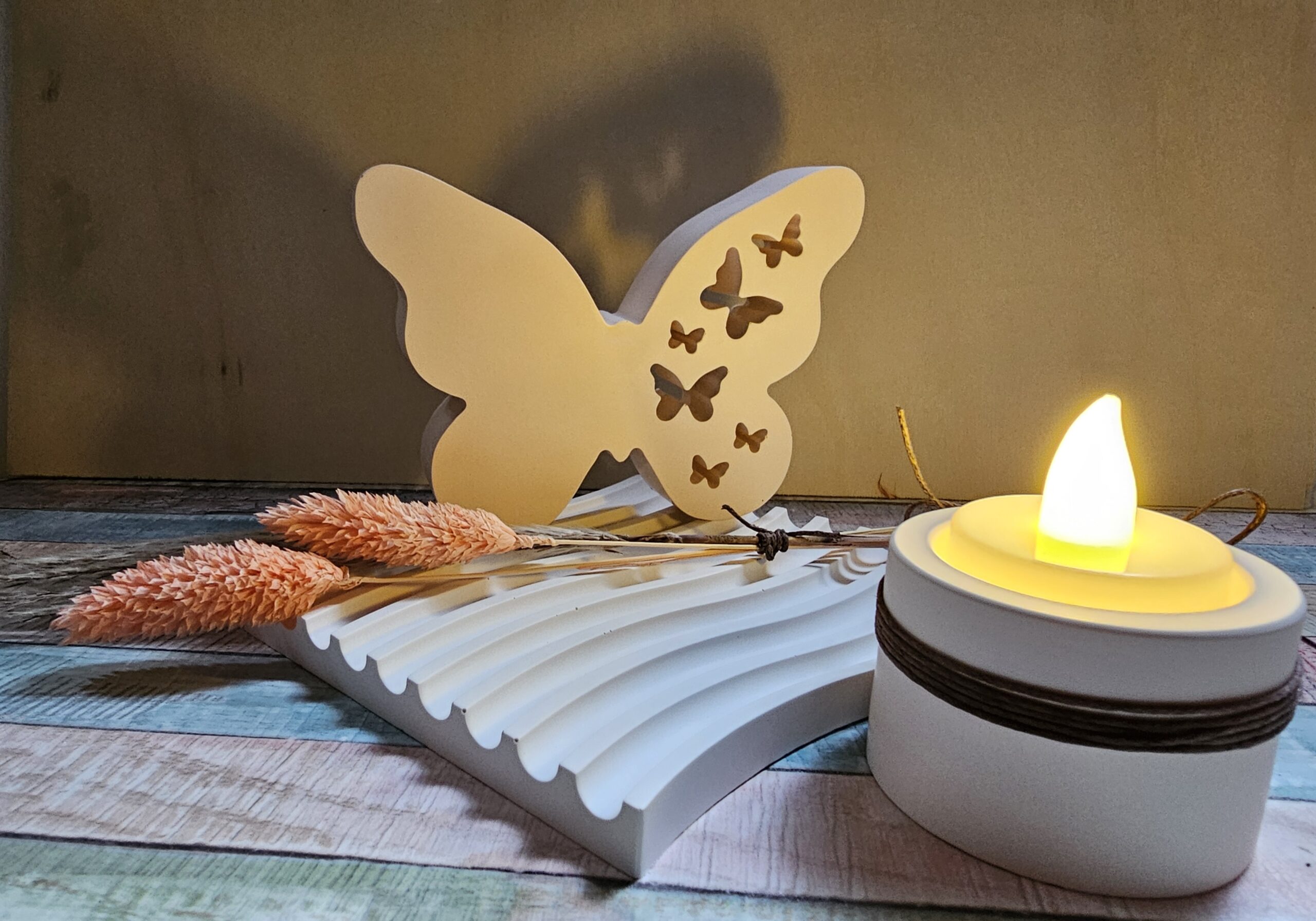 Kleiner gewellter Teller mit Schmetterling und Teelichthalter