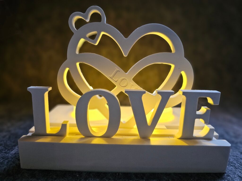 freisesmanufaktur_dekoration_geschenk_mitbringsel_teller_weiß_amor_liebe_hochzeit_liebelingsmensch_love